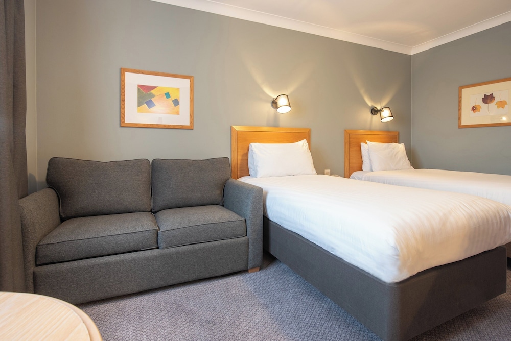 Habitación estándar, varias camas del hotel Holiday Inn Edinburgh Zoo by IHG. Foto 2