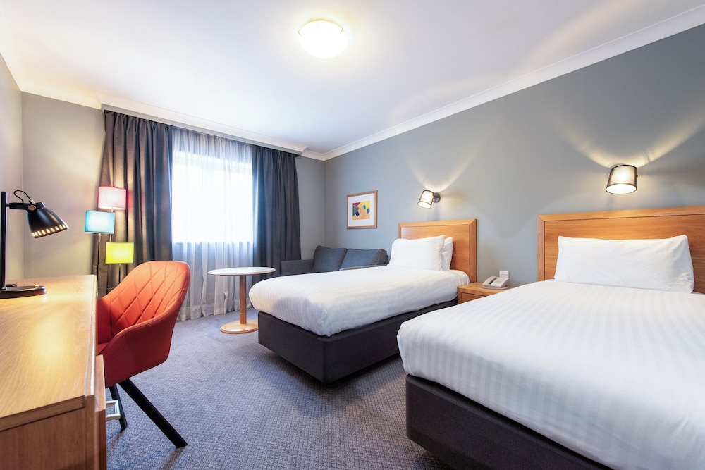 Habitación estándar, varias camas del hotel Holiday Inn Edinburgh Zoo by IHG. Foto 5