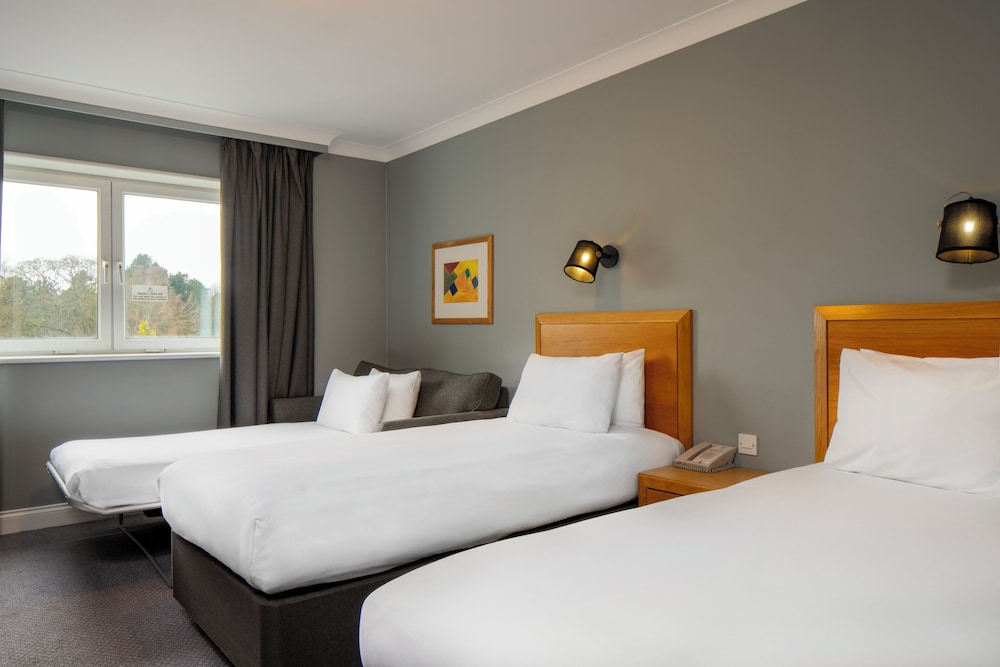 Habitación estándar, varias camas del hotel Holiday Inn Edinburgh Zoo by IHG. Foto 6