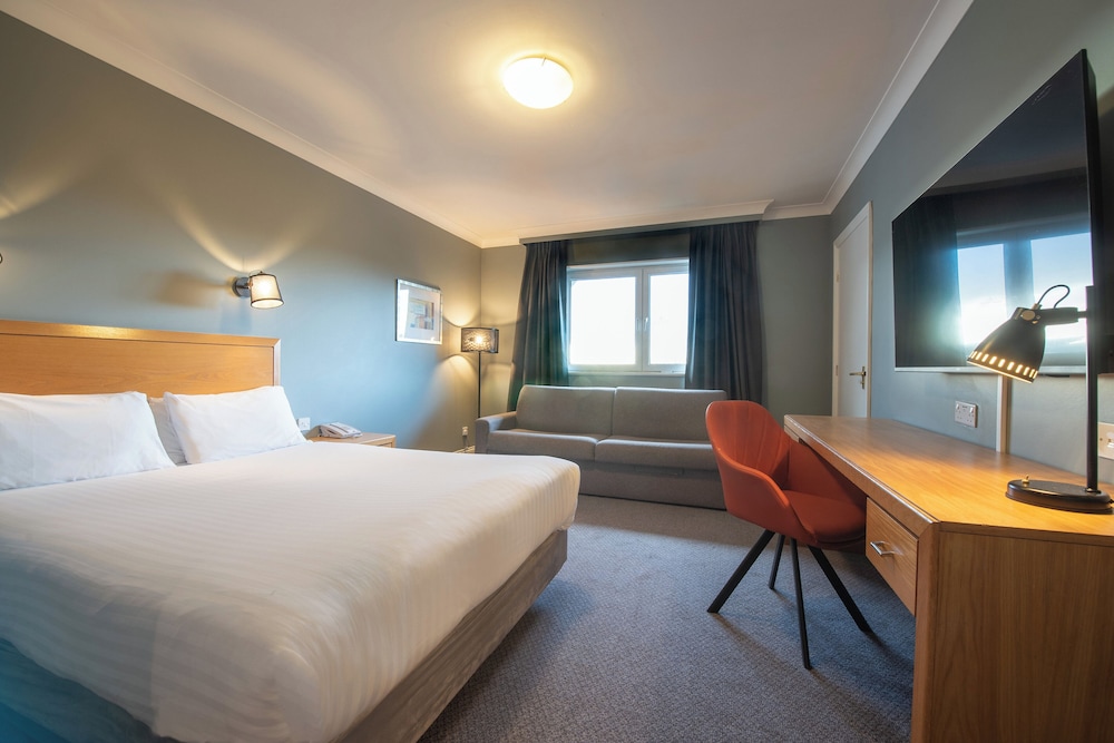Habitación cuádruple 1 Cama doble 2 sofás camas del hotel Holiday Inn Edinburgh Zoo by IHG. Foto 1