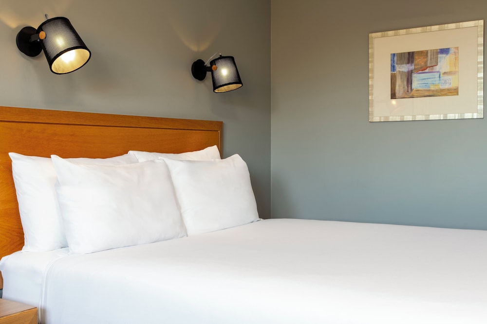 Habitación cuádruple 1 Cama doble 2 sofás camas del hotel Holiday Inn Edinburgh Zoo by IHG. Foto 3