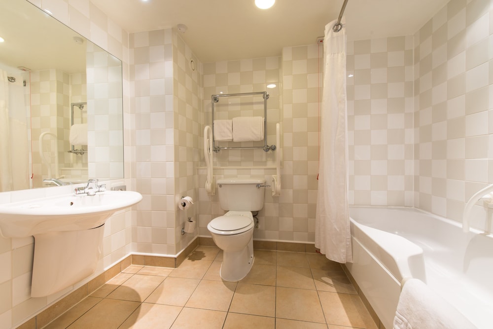 Habitación estándar, 1 cama doble, accesible para personas con discapacidad del hotel Holiday Inn Edinburgh Zoo by IHG. Foto 10