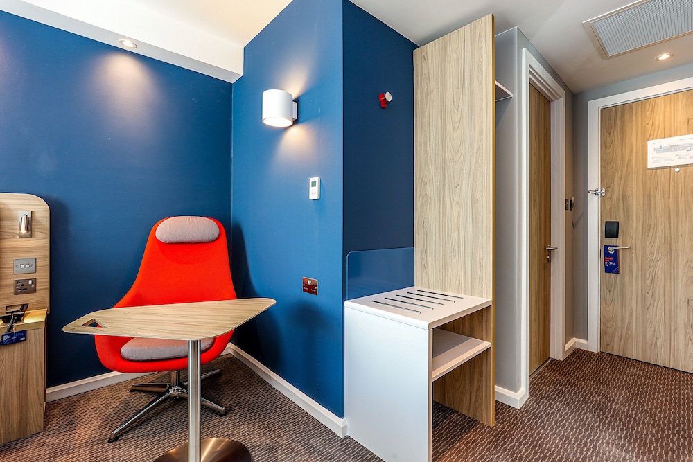 Habitación estándar, 2 camas dobles (with Free Hot Breakfast) del hotel Holiday Inn Express Edinburgh City West, An Ihg. Foto 3