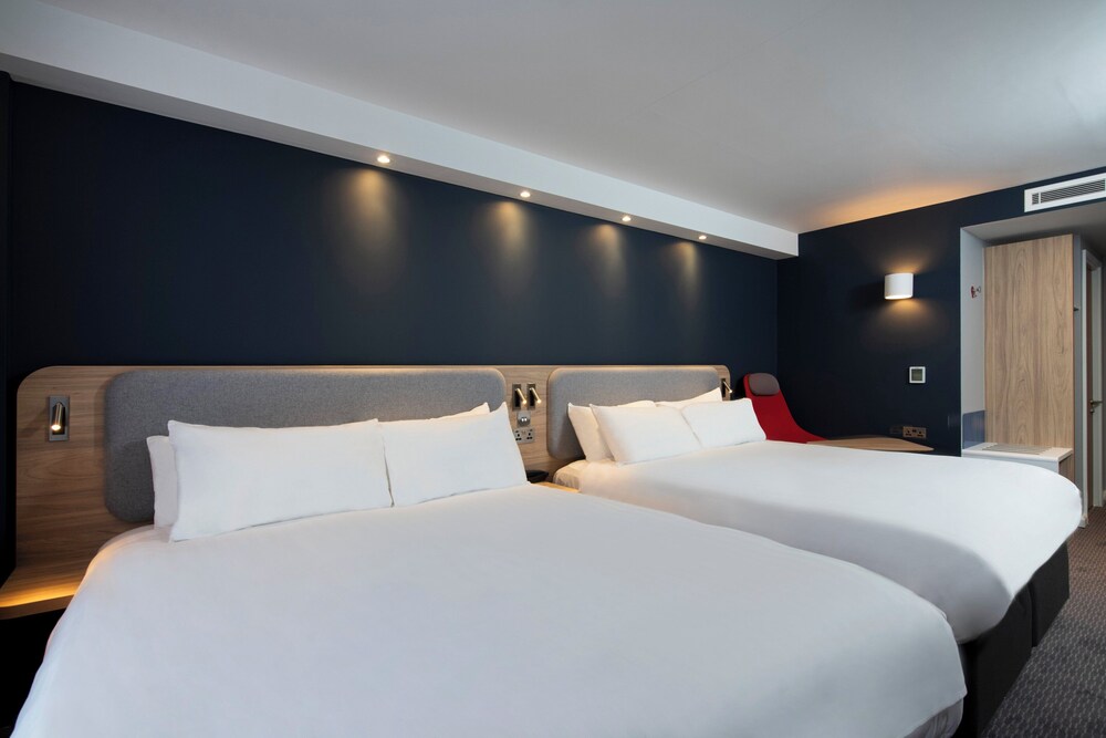 Habitación estándar, 2 camas dobles del hotel Holiday Inn Express Edinburgh City West, An Ihg. Foto 8