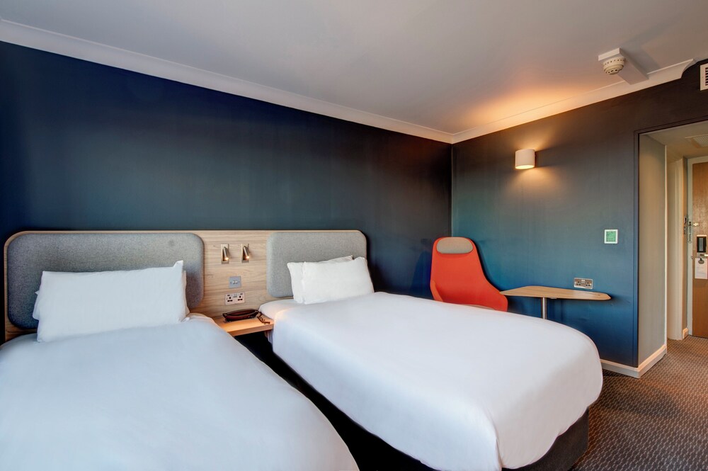 Habitación estándar, 2 camas individuales, vistas a la ciudad del hotel Holiday Inn Express Edinburgh City West, An Ihg. Foto 11