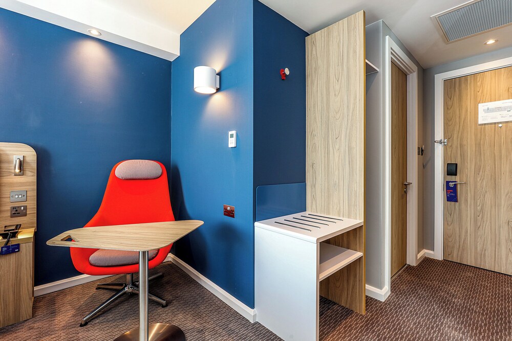 Habitación, 1 cama doble, accesible para personas con discapacidad del hotel Holiday Inn Express Edinburgh City West, An Ihg. Foto 6