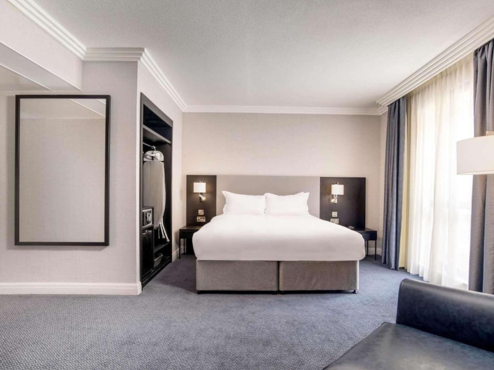 HABITACIÓN FAMILIAR - 01 Cama Queen, 02 Camas Individuales y 01 Sofá Cama del hotel Sofitel London Gatwick