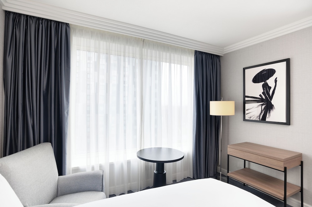 HABITACIÓN CLÁSICA - 1 Cama Queen del hotel Sofitel London Gatwick. Foto 1