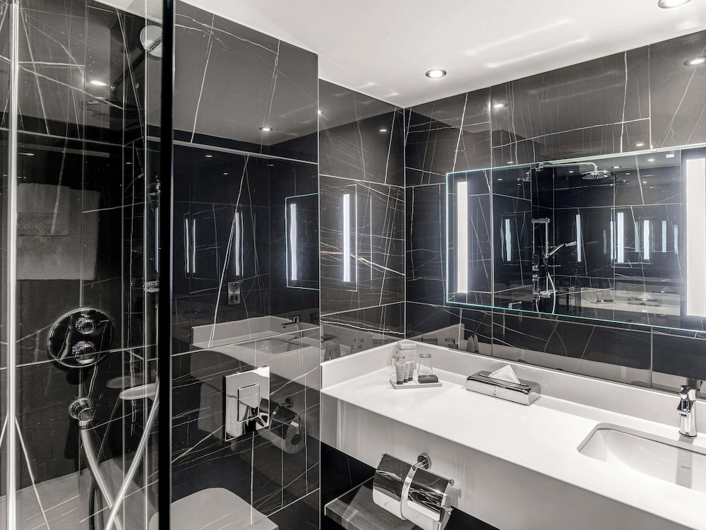 HABITACIÓN CLÁSICA - 1 Cama Queen del hotel Sofitel London Gatwick. Foto 7