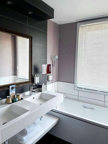 SUITE EXECUTIVE CON 1 CAMA KING SIZE Y 1 CAMA INDIVIDUAL del hotel Mercure Lyon Centre - Gare Part Dieu. Foto 5