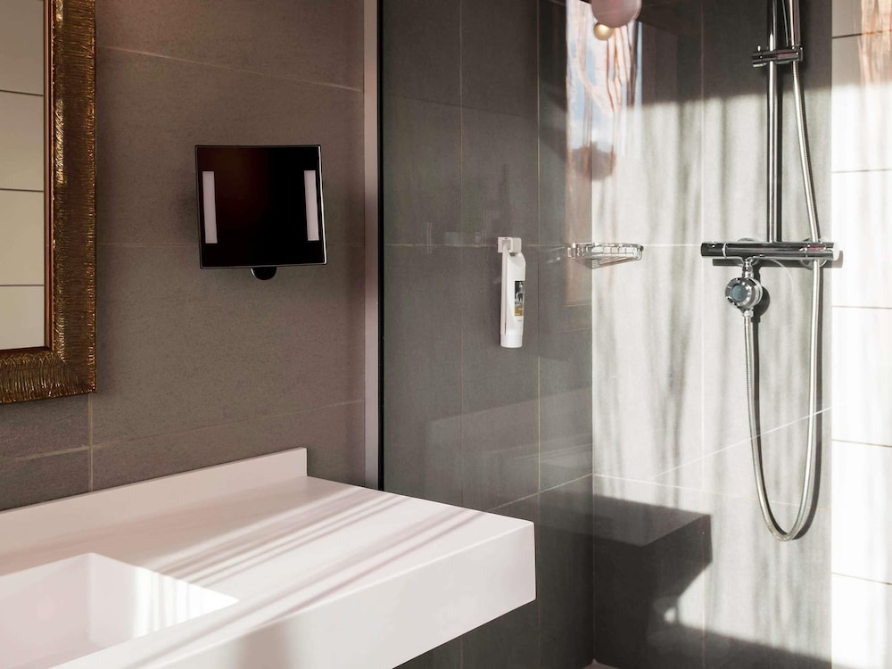 SUITE DE CATEGORÍA SUPERIOR CON 1 CAMA KING SIZE del hotel Mercure Lyon Centre - Gare Part Dieu. Foto 3