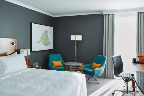 Habitación Superior con cama extragrande del hotel London Heathrow Marriott. Foto 4