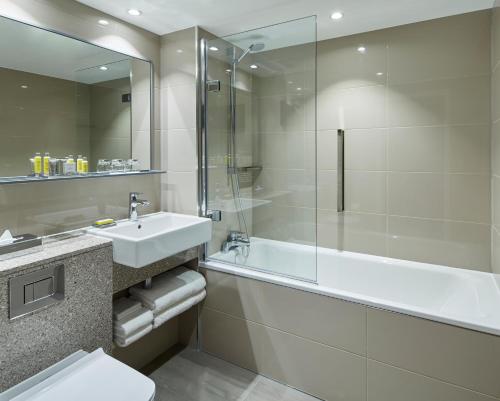 Habitación Superior, habitación para huéspedes, 2 camas dobles del hotel London Heathrow Marriott