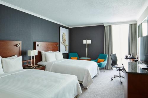 Habitación Deluxe, habitación para huéspedes, 2 camas dobles del hotel London Heathrow Marriott. Foto 1