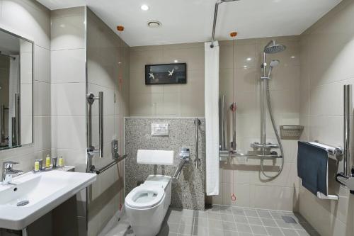 Habitación Deluxe, habitación para huéspedes, 2 camas dobles del hotel London Heathrow Marriott. Foto 5