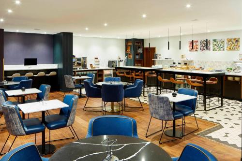 Habitación Executive con 2 camas dobles y acceso al club lounge M del hotel London Heathrow Marriott. Foto 6