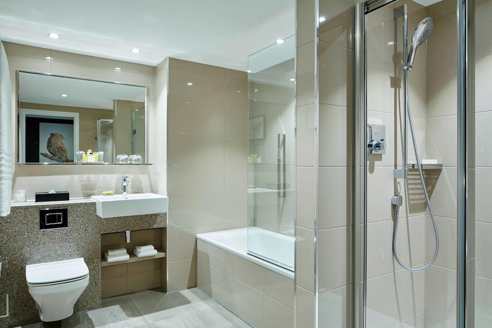 Habitación superior, 1 cama de matrimonio grande del hotel London Heathrow Marriott. Foto 6