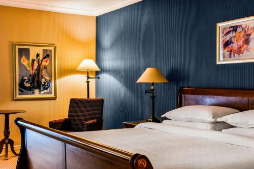 Habitación Clásica con cama extragrande del hotel Sheraton Skyline Hotel London Heathrow