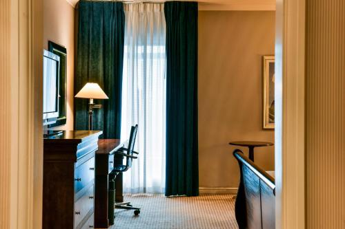 Habitación Clásica con cama extragrande del hotel Sheraton Skyline Hotel London Heathrow. Foto 1