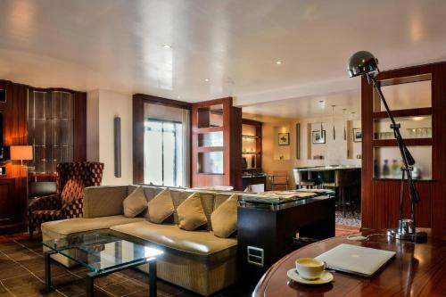 Suite Junior con acceso al club lounge - 1 cama grande del hotel Sheraton Skyline Hotel London Heathrow. Foto 8