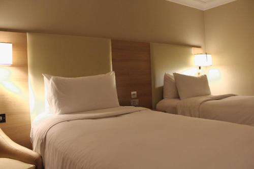 Habitación Twin Estándar del hotel Renaissance London Heathrow. Foto 1