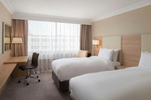 Habitación Twin Estándar del hotel Renaissance London Heathrow. Foto 3