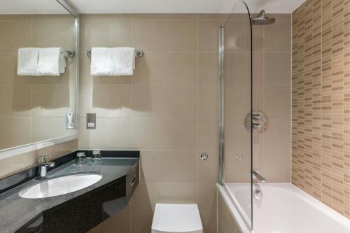 Habitación Doble Estándar del hotel Renaissance London Heathrow. Foto 4