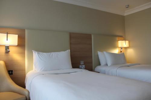 Habitación Twin Superior con vistas a la pista del hotel Renaissance London Heathrow. Foto 2