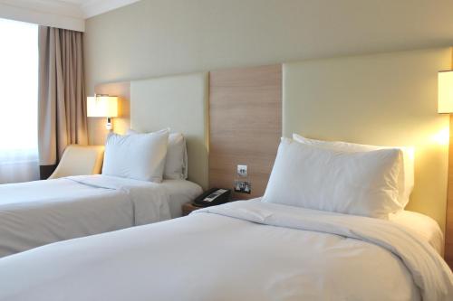 Habitación Twin Superior con vistas a la pista del hotel Renaissance London Heathrow. Foto 3
