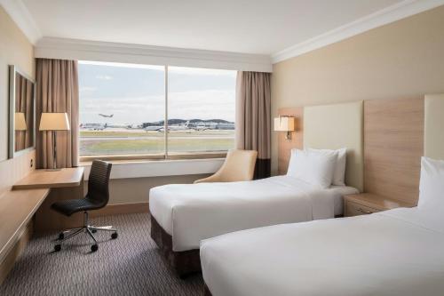 Habitación Twin Superior con vistas a la pista del hotel Renaissance London Heathrow. Foto 5