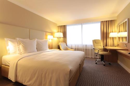 Habitación Doble Superior con vistas a la pista del hotel Renaissance London Heathrow. Foto 2