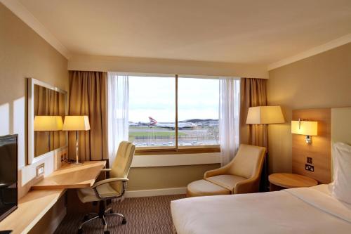 Habitación Doble Superior con vistas a la pista del hotel Renaissance London Heathrow. Foto 3