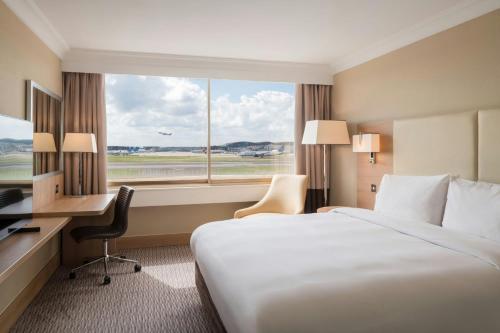 Habitación Doble Superior con vistas a la pista del hotel Renaissance London Heathrow. Foto 5