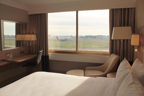 Habitación Executive con vistas a la pista de aterrizaje del hotel Renaissance London Heathrow. Foto 1