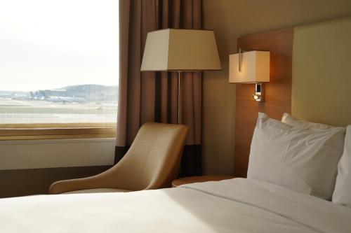 Habitación Executive con vistas a la pista de aterrizaje del hotel Renaissance London Heathrow. Foto 2