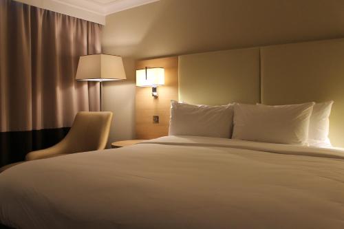 Habitación Executive con vistas a la pista de aterrizaje del hotel Renaissance London Heathrow. Foto 5