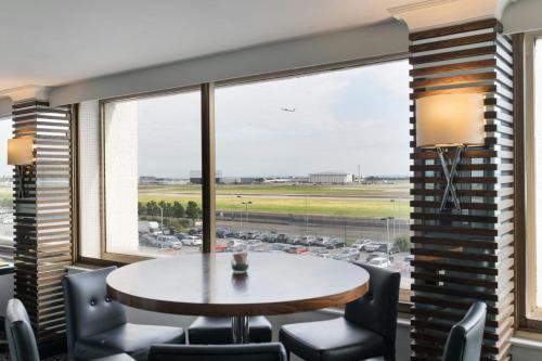 Habitación Executive con vistas a la pista de aterrizaje del hotel Renaissance London Heathrow. Foto 11