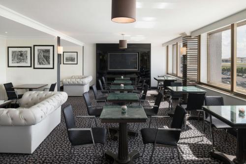 Habitación Executive con vistas a la pista de aterrizaje del hotel Renaissance London Heathrow. Foto 12