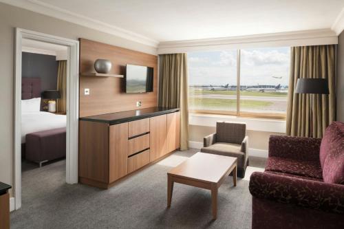 Suite Executive con vistas a la pista del hotel Renaissance London Heathrow