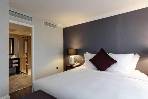 Suite Executive con vistas a la pista del hotel Renaissance London Heathrow. Foto 2