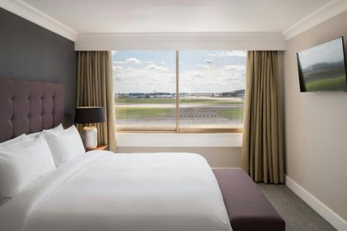 Suite Executive con vistas a la pista del hotel Renaissance London Heathrow. Foto 3
