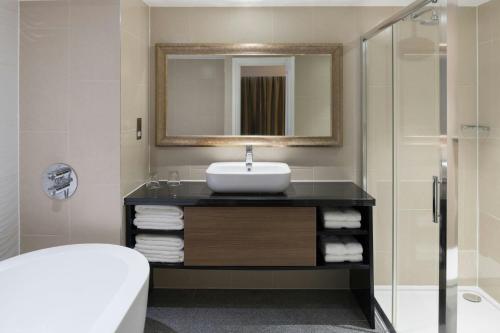 Suite Executive con vistas a la pista del hotel Renaissance London Heathrow. Foto 4
