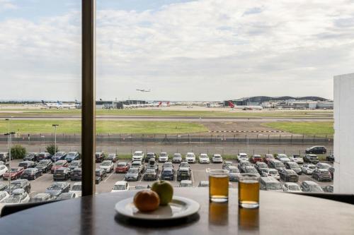 Suite Executive con vistas a la pista del hotel Renaissance London Heathrow. Foto 7