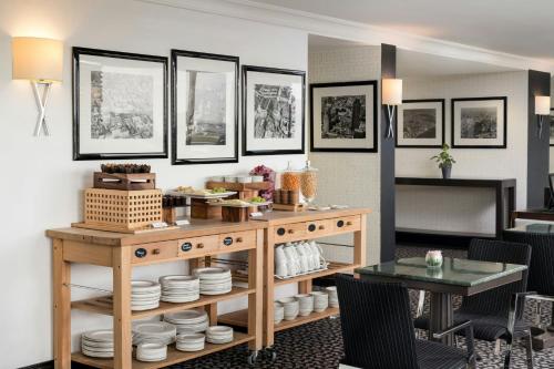 Suite Executive con vistas a la pista del hotel Renaissance London Heathrow. Foto 8