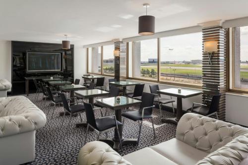 Suite Executive con vistas a la pista del hotel Renaissance London Heathrow. Foto 9