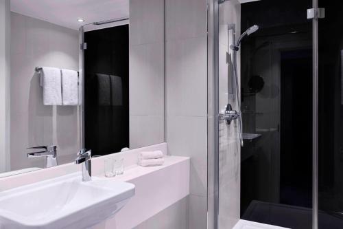Habitación Deluxe, 1 cama Queen del hotel Sheraton Heathrow. Foto 3