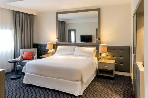 Habitación Club, acceso al Club Lounge, 1 cama Queen del hotel Sheraton Heathrow. Foto 1