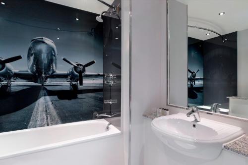 Junior Suite, acceso al Club Lounge, 1 cama Queen del hotel Sheraton Heathrow. Foto 2