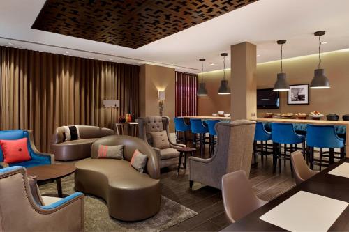 Junior Suite, acceso al Club Lounge, 1 cama Queen del hotel Sheraton Heathrow. Foto 4