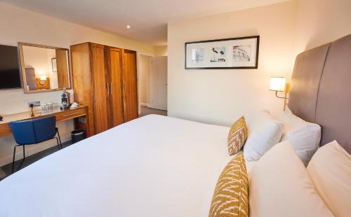Habitación King del hotel Thistle London Heathrow Terminal 5. Foto 3